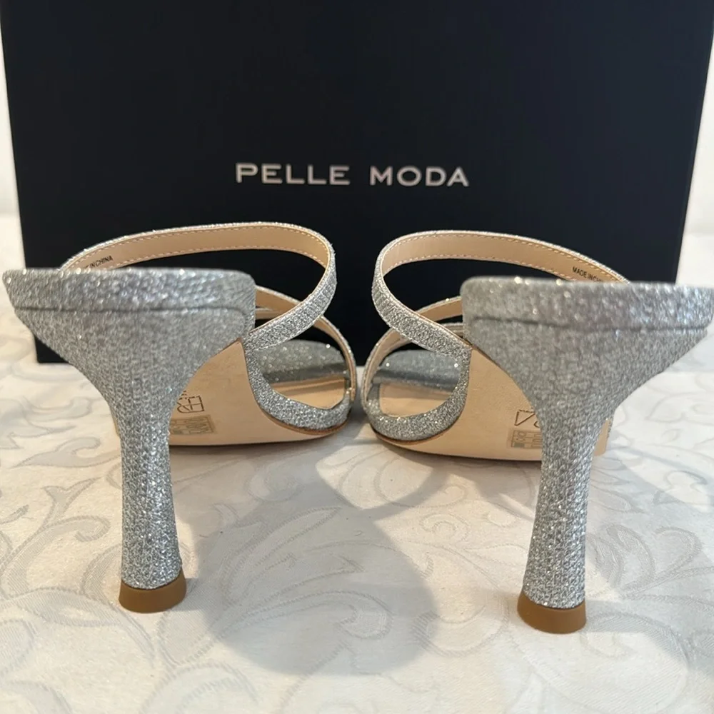 Pelle Moda Ostin Silver Metallic sandals. Ladies 8.5